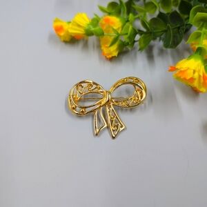 Vintage Gold Plated Filigree Style Ribbon / Bow Brooch